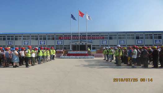 息縣縣領(lǐng)導(dǎo)、總工會(huì)主席迎著酷暑 送清涼慰問息縣高中項(xiàng)目一線工人